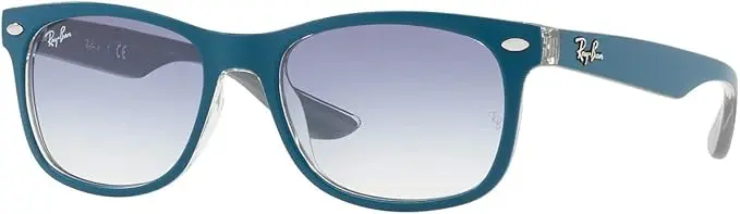 Gafas de Sol para Niño Ray-Ban Junior New Wayfarer RJ9052S 703419 48. Montura cuadrada de nailon en color negro y lentes degradadas en gris, con protección 100% UV. Estilo icónico.