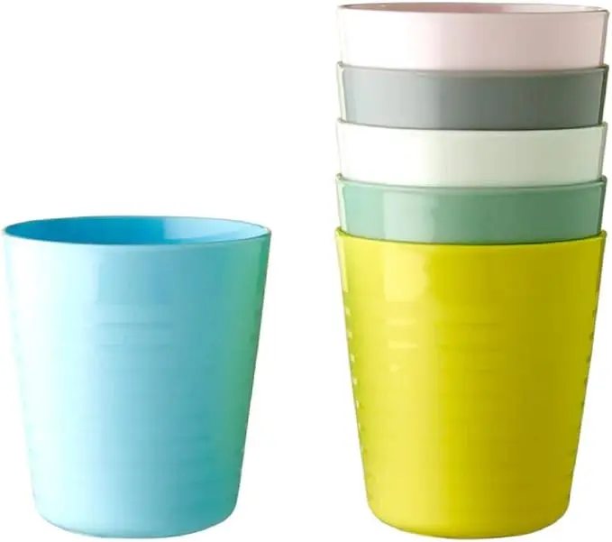 Ikea KALAS Pack de 3 Vasos de Plástico para Niños, Multicolor. Un pequeño set de inicio con la vajilla infantil más resistente, segura y divertida para las comidas diarias de tu hijo.
