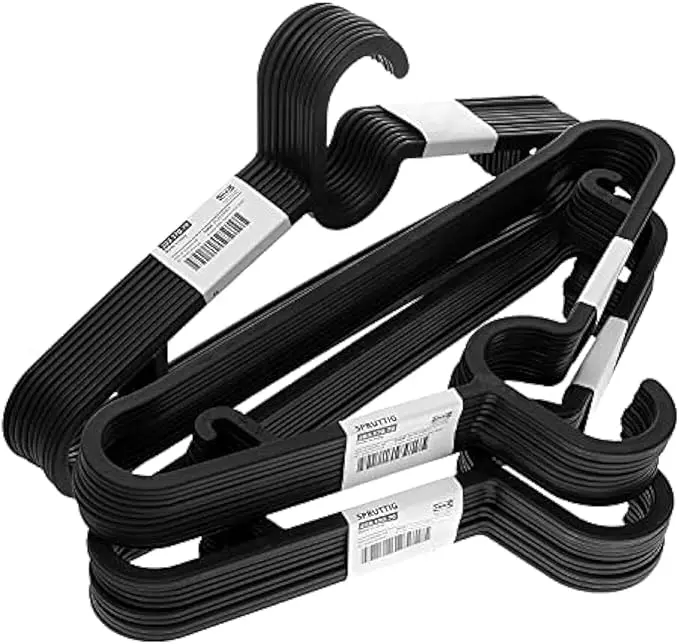 Ikea SPRUTTIG, juego de 30 perchas de plástico en color negro. Colgadores de ropa de 39 cm, ligeros y resistentes, perfectos para organizar camisas, faldas y pantalones.