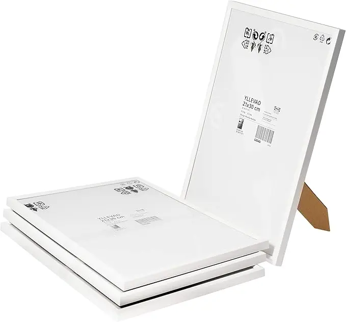 Ikea YLLEVAD Pack de 4 Marcos de Fotos Blancos, Tamaño A4 (21x30 cm). La solución ligera y económica para crear una elegante galería de pared con tus recuerdos y obras de arte favoritas.