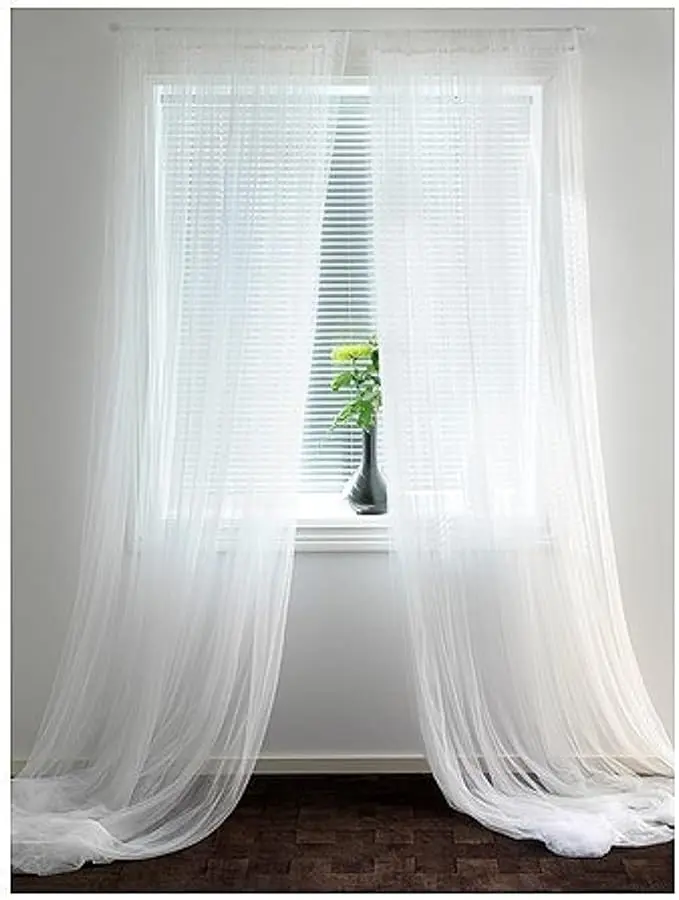 Juego de 2 Visillos IKEA LILL en color blanco. Un par de cortinas transparentes de 280x300 cm que dejan pasar la luz, aportan privacidad y son fáciles de adaptar a tu ventana.