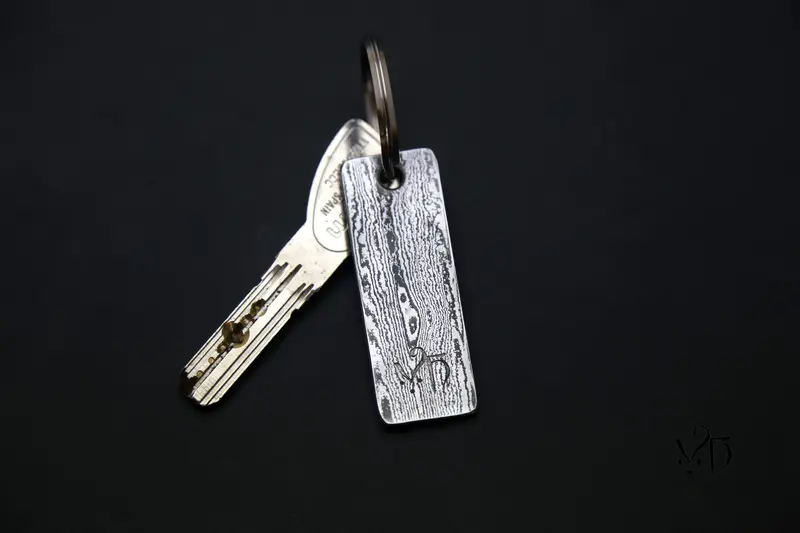 Llavero de Acero Damasco Forjado a Mano. Regalo único para Amantes del Metal, la Artesanía y Forja Tradicional