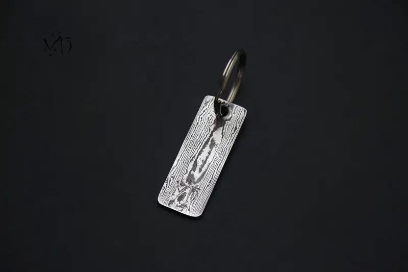 Llavero de Acero Damasco Forjado a Mano. Regalo único para Amantes del Metal, la Artesanía y Forja Tradicional