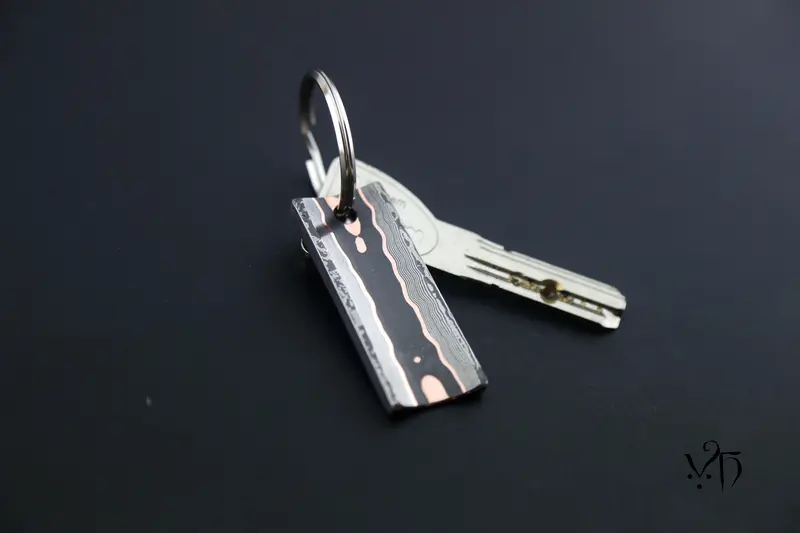 Llavero Forjado a Mano con Acero y Cobre, Cumai. Regalo único para Amantes del Fuego y el Metal
