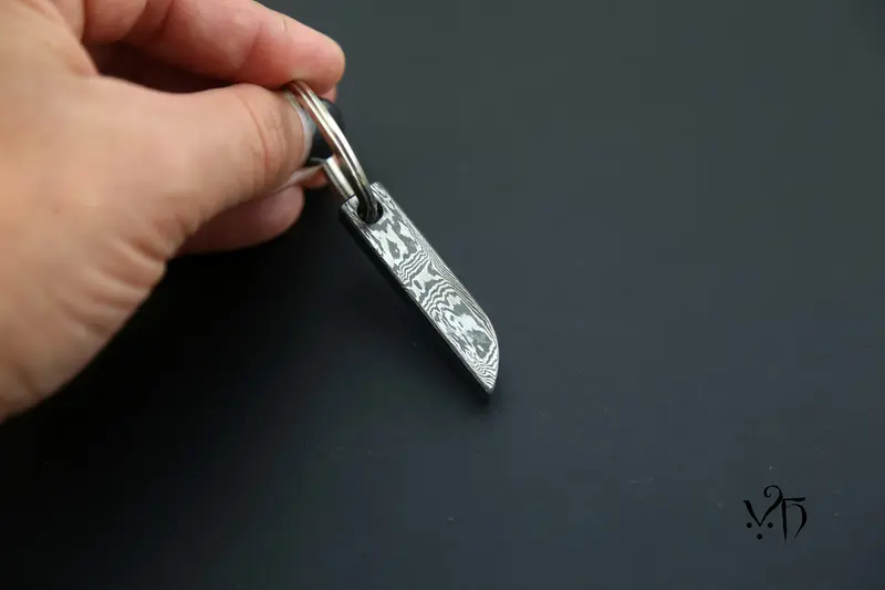 Llavero Forjado a Mano con Damasco. Regalo Único para Amantes de la Forja Artesanal