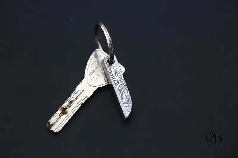 Llavero Forjado a Mano con Damasco. Regalo Único para amantes del Metal y Forja Tradicional