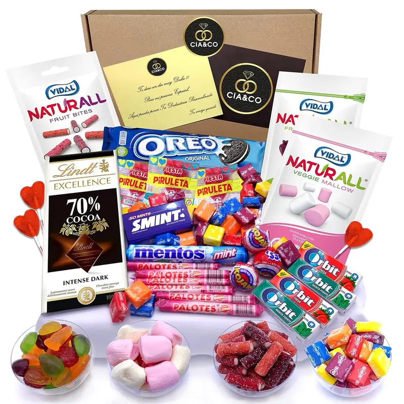 Lote Regalo Premium con 650g de Chuches Aptas para Veganos de Cia&Co. Un surtido sin gluten con chocolate Lindt, Oreo, Sugus, Smint y más, con tarjeta personalizada.