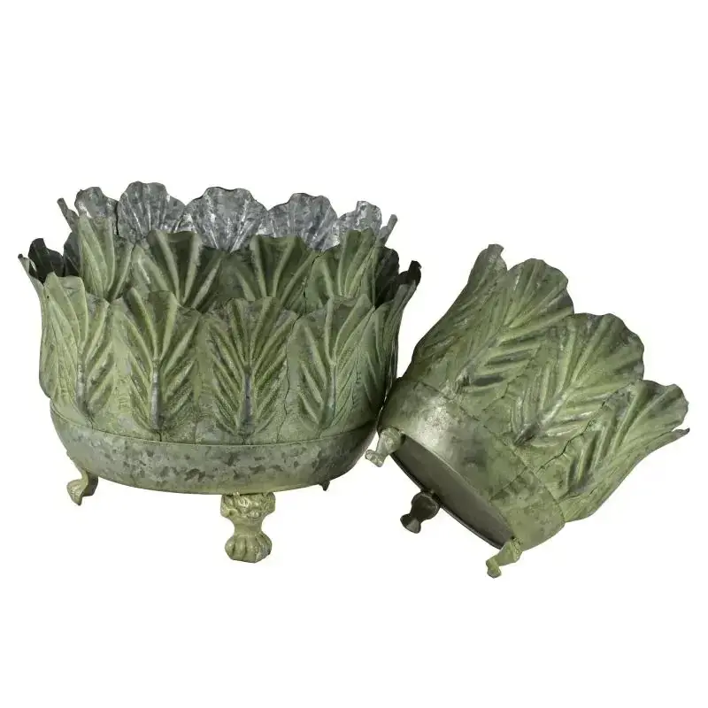 Macetas decorativas verdes en metal