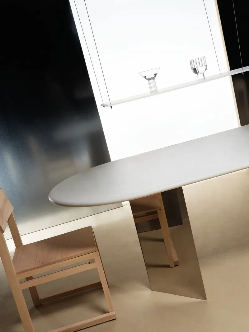 Mesa de comedor Adol ovalada de microcemento