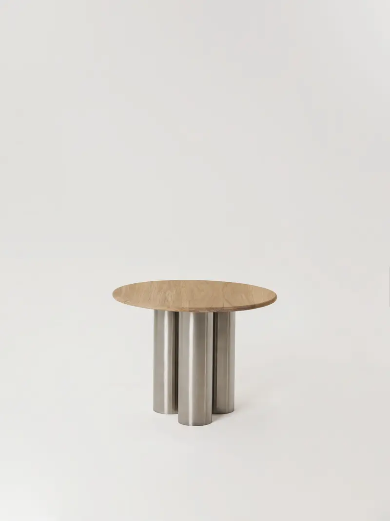 Mesa de comedor Ava redonda de roble y acero inoxidable