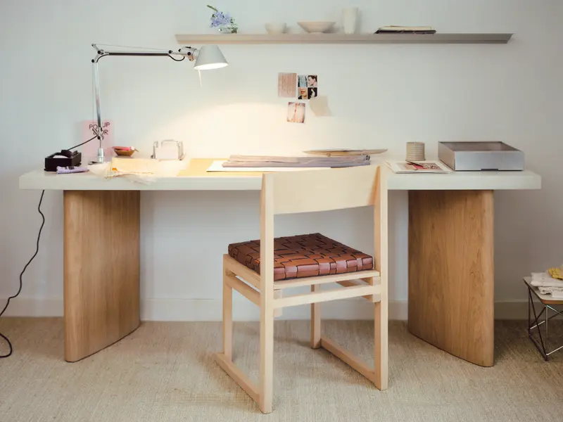 Mesa de estudio Rada de microcemento y madera