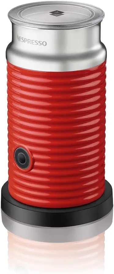 Nespresso Aeroccino 3, el espumador de leche automático en un vibrante color rojo, ideal para crear espuma cremosa fría o caliente, y para calentar leche de forma rápida.