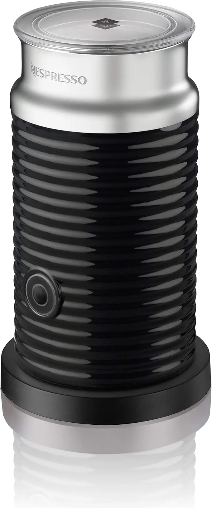 Nespresso Aeroccino 3, Espumador de Leche, Negro. Crea una espuma de leche perfecta, caliente o fría, para tus cappuccinos y lattes con solo pulsar un botón. Rápido, silencioso y fácil de limpiar.
