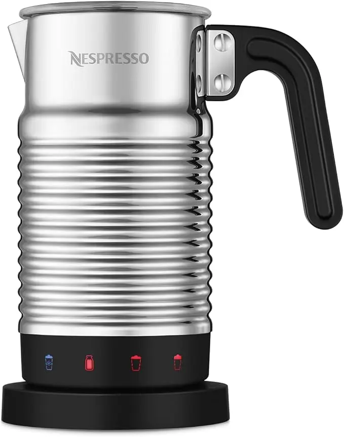Nespresso Aeroccino 4, el espumador de leche eléctrico de última generación en color plata, con 4 funciones para espuma fría y caliente, y apto para limpieza en lavavajillas.