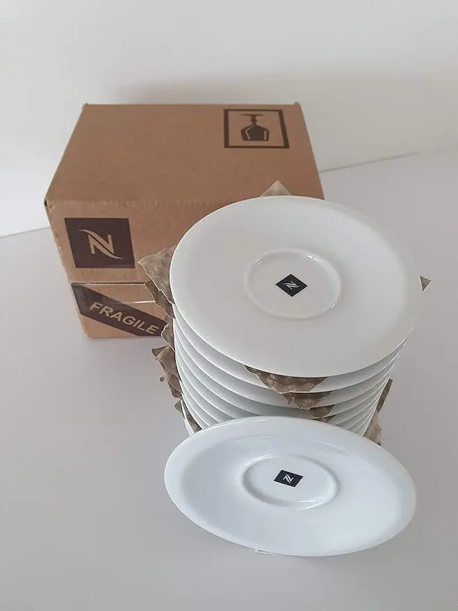 Nespresso Professional, Set de 12 Platos para Tazas de Espresso. Fabricados en porcelana de alta calidad, son el complemento perfecto para tus tazas de café espresso y para un servicio profesional.
