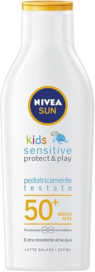 NIVEA SUN Leche Solar Niños Sensitive Protect & Play FP 50+, 200 ml. Crema para pieles sensibles y bebés +6 meses, con manzanilla orgánica y extra resistente al agua.