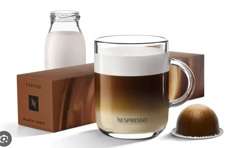 Pack 30 Cápsulas Nespresso Vertuo Bianco Forte. Un café intenso y tostado para taza grande (230ml), especialmente diseñado para combinar a la perfección con leche.