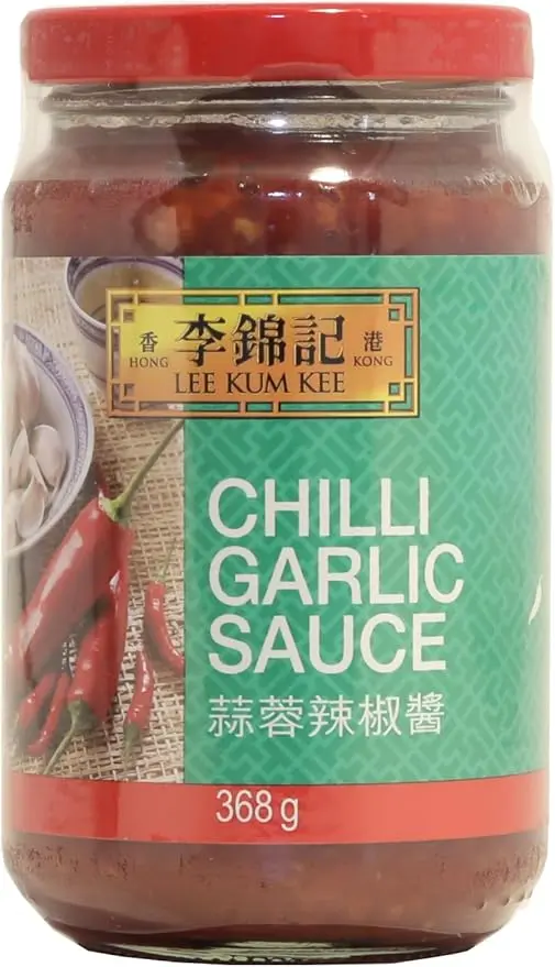 Pack de 3 Botes de Salsa de Chile con Ajo Lee Kum Kee (3x368g). Una salsa picante y aromática, ideal para dar un toque de sabor intenso a tus platos favoritos.