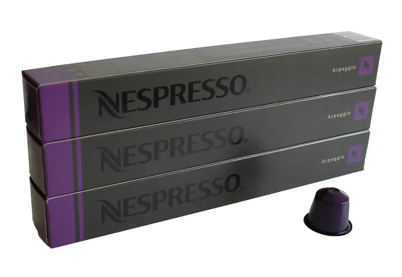 Pack de 30 Cápsulas Nespresso Arpeggio. Un café espresso intenso y cremoso de nivel 9, con un tueste potente y exquisitas notas a cacao y madera. Un clásico infalible.