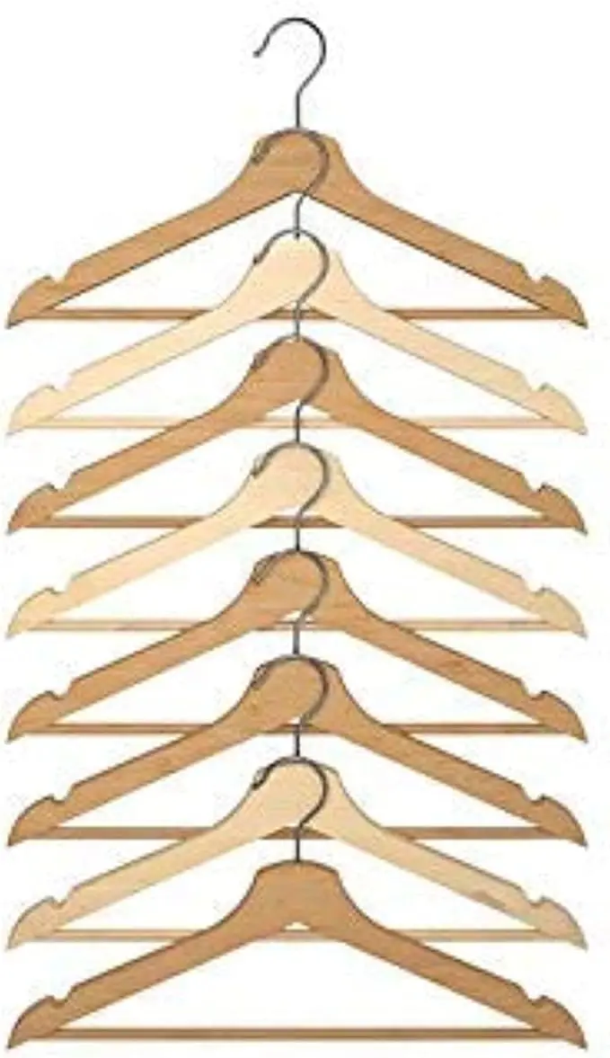 Pack de 8 Perchas de Madera Maciza IKEA BUMERANG en color Natural. Unas perchas robustas y con un diseño curvado para cuidar tu ropa y dar un toque cálido a tu armario.