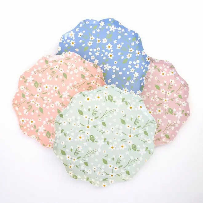 Platos pequeños de flores