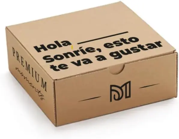 Premium Moments Caja de Regalo Sorpresa "Sonríe". La cajita perfecta para crear tu propio regalo personalizado, con un diseño alegre y la opción de añadir un nombre.