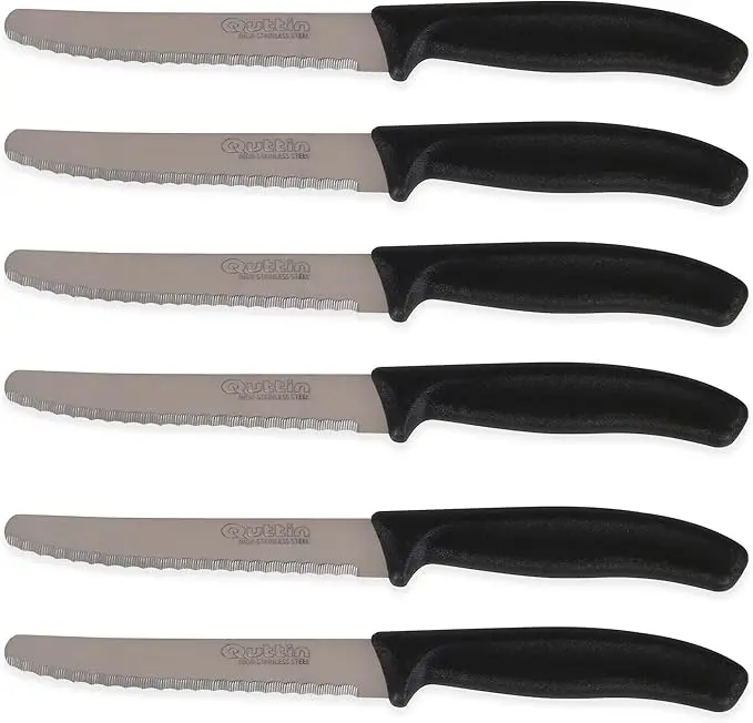 Quttin Basic Set de 6 Cuchillos de Mesa con hoja de sierra de 11cm. Un juego de cuchillos para el uso diario, resistentes y duraderos, con un práctico mango de color negro.