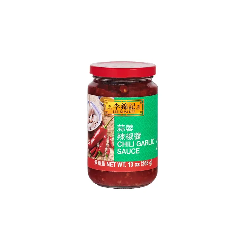 Salsa de Chili y Ajo Lee Kum Kee (368 g). Una salsa picante y sabrosa elaborada con chiles y ajo, ideal para dar un toque intenso y delicioso a tus platos.