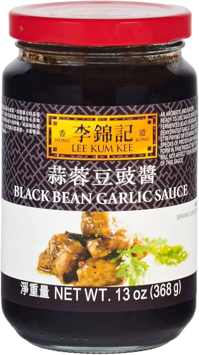 Salsa de Frijoles Negros y Ajo Lee Kum Kee en formato profesional de 2,3 kg. Un condimento aromático y sabroso, listo para usar en salteados y platos al vapor.
