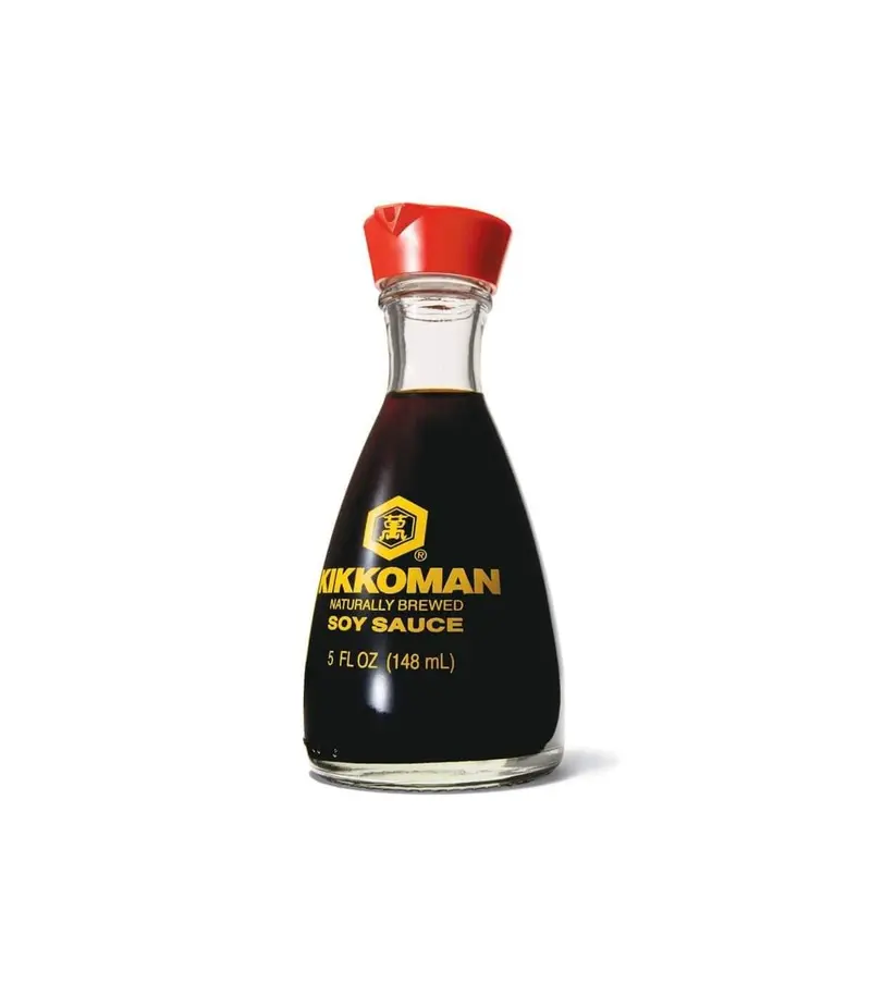Salsa de Soja Kikkoman en botella dispensadora de 150 ml, el formato de mesa perfecto para aderezar tus platos con el auténtico sabor de la fermentación natural.