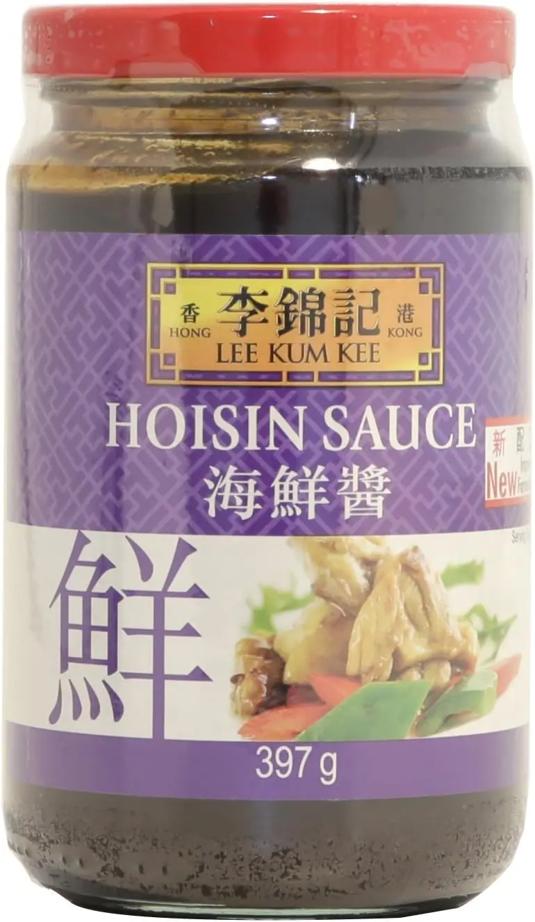 Salsa Hoisin Lee Kum Kee de 397 gr. Una salsa barbacoa china, dulce y salada, elaborada con soja fermentada, ideal para marinar, glasear o como salsa para dipear.