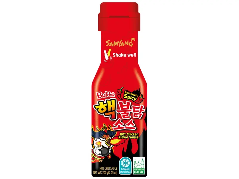Salsa Samyang Buldak Extremadamente Picante (Certificada Halal). La versión más intensa de la salsa de pollo de fuego coreana, ahora Halal. Un reto de sabor solo para los más valientes.