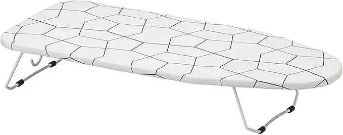Tabla de Planchar de Mesa IKEA JÄLL. Una solución de planchado compacta (73x32 cm), plegable y con gancho para colgar, ideal para espacios pequeños y planchados rápidos.