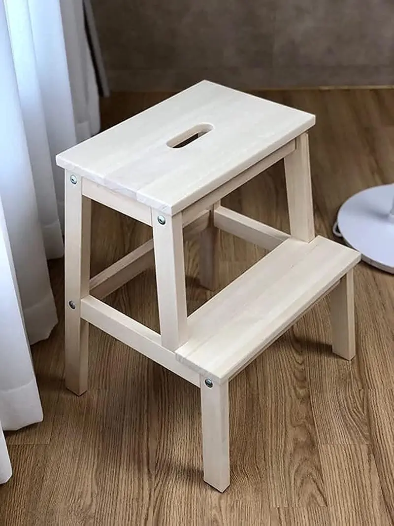 Taburete con Escalón IKEA BEKVÄM de Madera Maciza. Una escalerita robusta y versátil, ideal para alcanzar los estantes altos de la cocina o como asiento auxiliar.