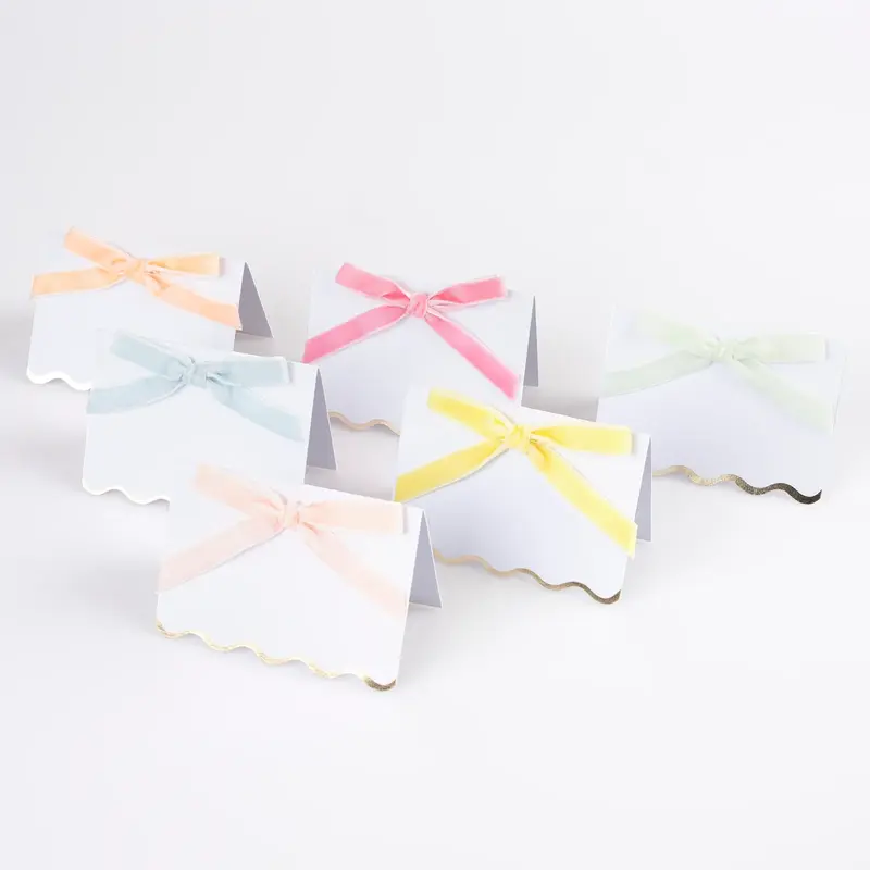 Tarjetas de lazo de terciopelo pastel