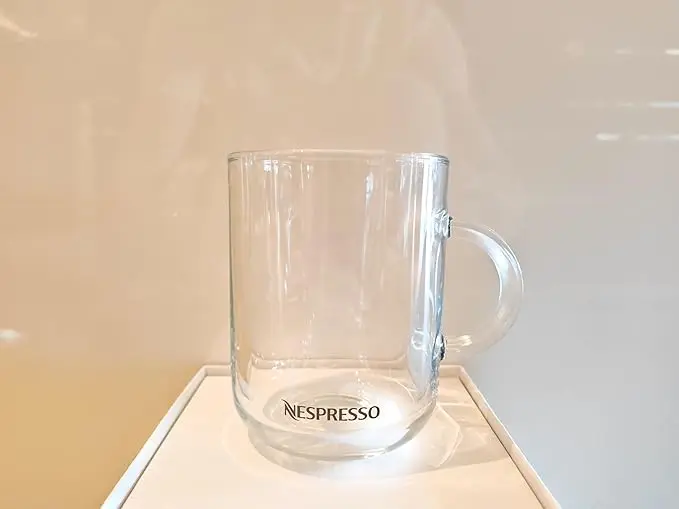 Taza de Café Grande Nespresso Vertuo (390 ml). Un elegante vaso de cristal templado con un diseño de líneas curvas, perfecto para disfrutar de los cafés largos del sistema Vertuo.