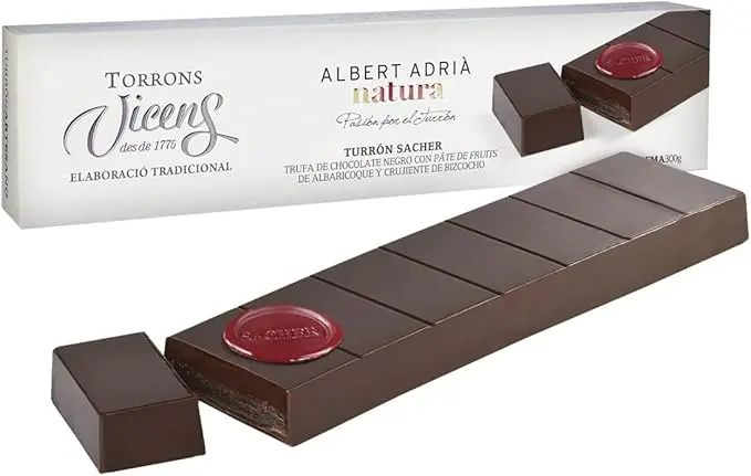 Torrons Vicens Turrón Sacher by Albert Adrià, 300g. Un turrón gourmet de alta pastelería con trufa de chocolate negro, pâte de fruit de albaricoque y crujiente de bizcocho.
