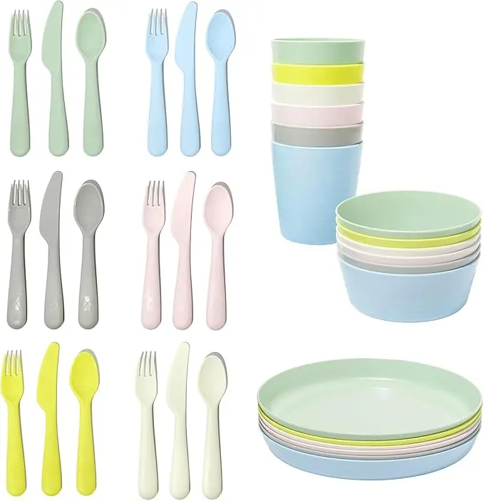 Vajilla Infantil Completa IKEA KALAS de 36 piezas en colores pastel. Incluye 6 platos, 6 cuencos, 6 vasos y 18 cubiertos de plástico sin BPA, apta para microondas.