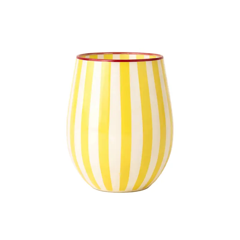 Vaso de agua en vidrio amarillo
