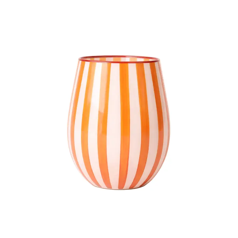 Vaso de agua en vidrio naranja