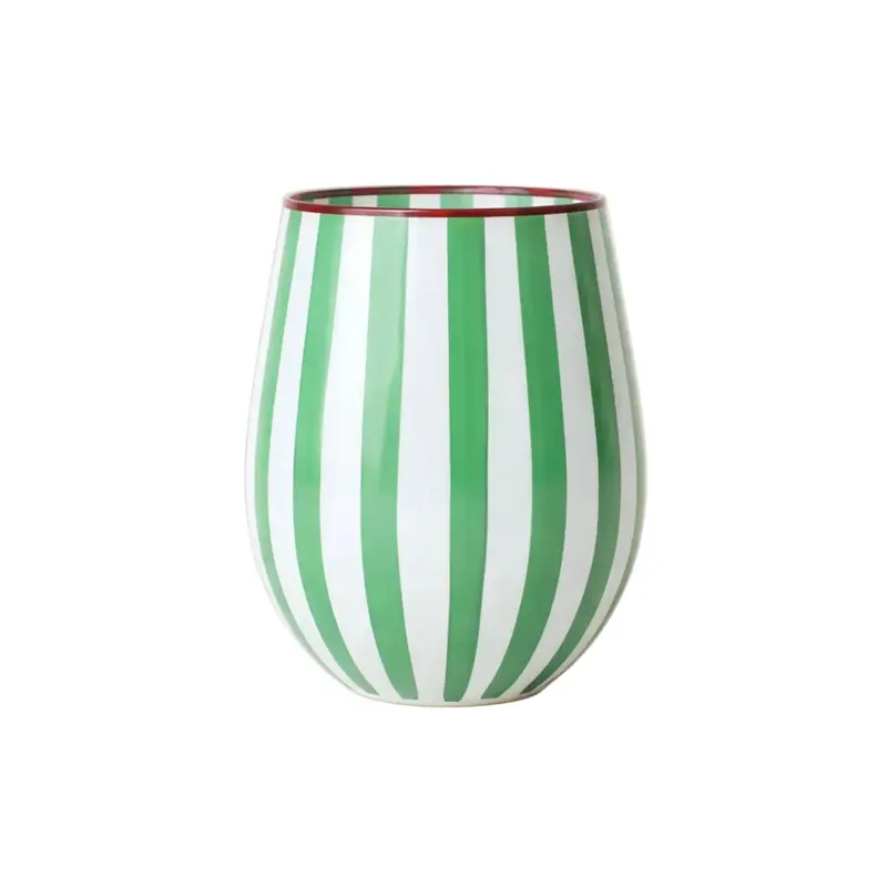 Vaso de agua en vidrio verde