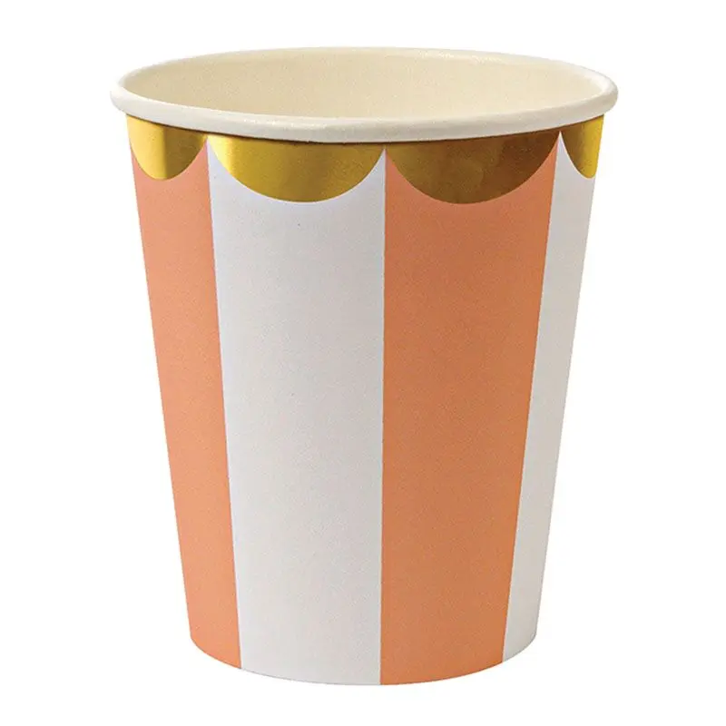 Vasos de rayas naranjas y blancos