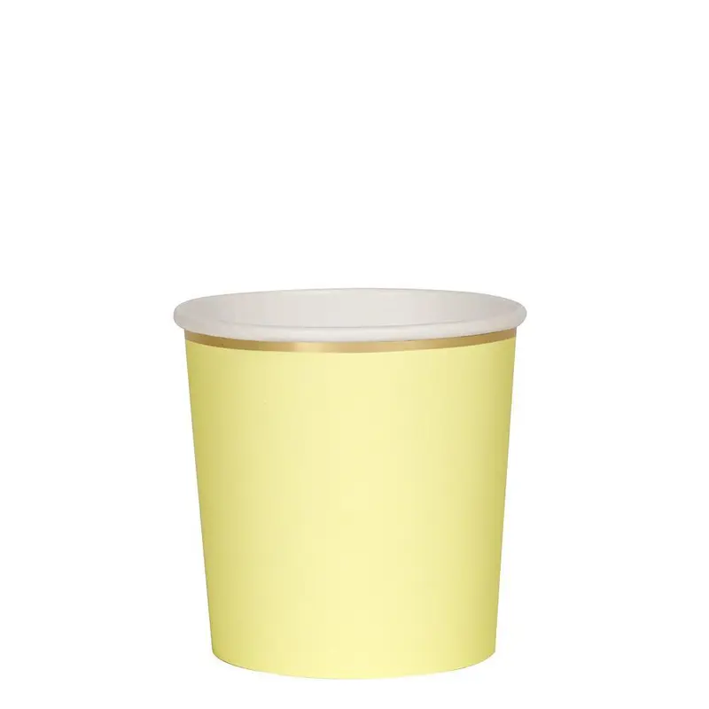 Vasos pequeños amarillos