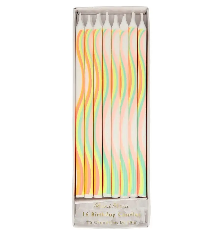 Velas con patrón de arcoiris