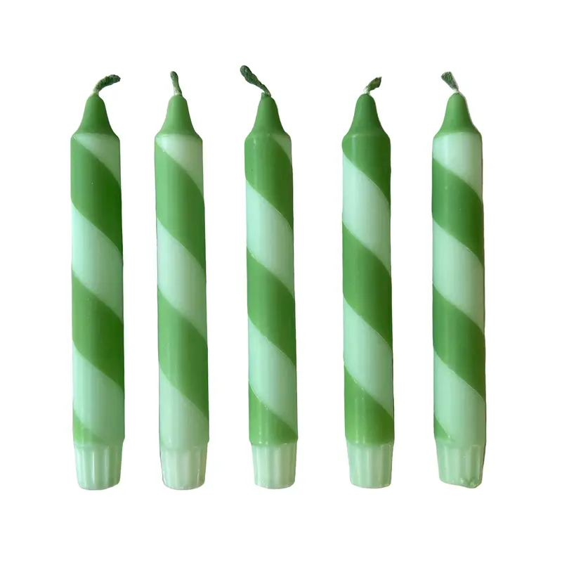 Velas de bastón a rayas verdes coloridas sumergidas a mano