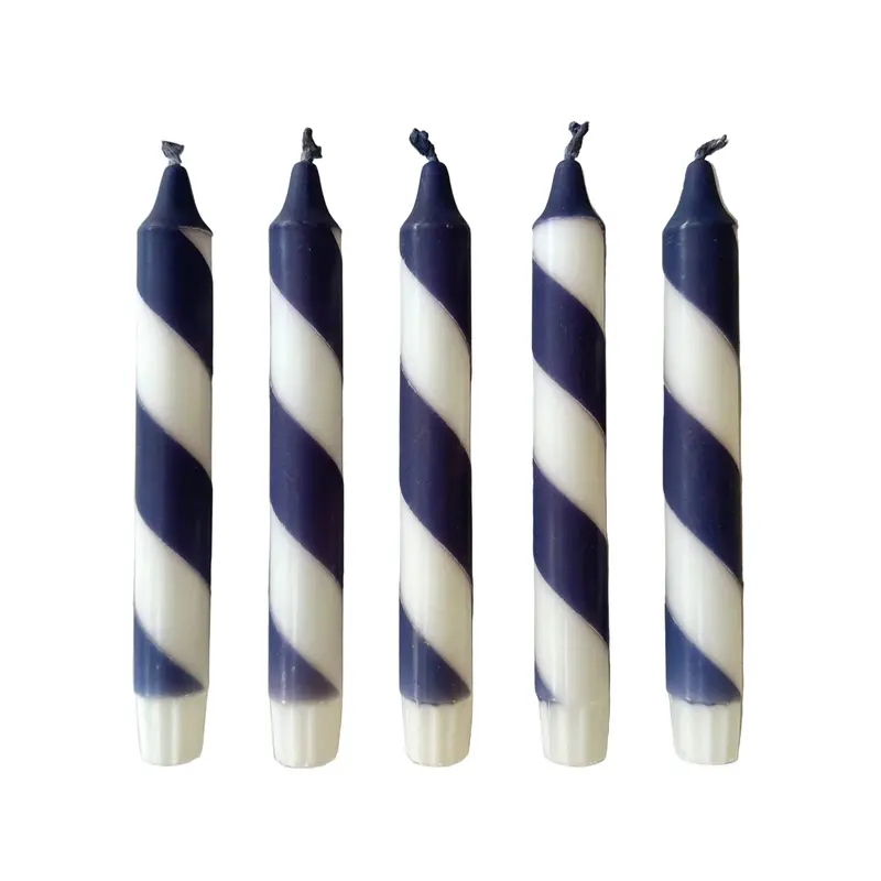 Velas de espiralen azul marino y blanco sumergidas a mano