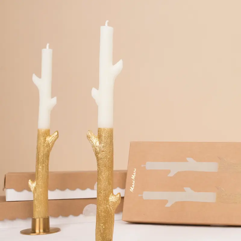 Velas palito blancas y doradas